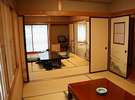 和室2間と洋室の3間。あわせるとお部屋だけで16畳以上になるゆったりした広さです