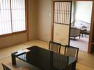 和室10畳間にリビングが付いています。お庭に面したお部屋