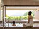 女性露天風呂は開放的なジャグジー付き。※天然温泉ではありません。