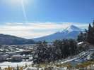 河口湖の高台に建つラビスタ富士河口湖。雄大な富士山を眺める贅沢なひとときをお楽しみください。