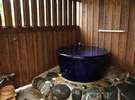 藤棚のある庭が眺められる客室露天風呂。