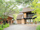 新緑美しい長屋門