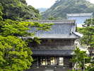 江戸時代に建立された誕生寺は徒歩30秒。