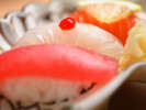 その日水揚げされた三陸海の幸を日替わりで味わえる。
