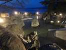 ■1F庭園露天風呂「鹿泉の湯」(夜)/湖との境目は岩一枚。まるで阿寒湖の中に入っているかのようです。