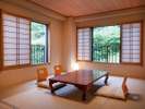 【和室10畳】山と川に面したシンプルなお部屋。