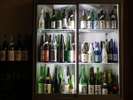 限定酒を中心に80種類以上の地酒が並びます。