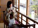 二階の窓からは温泉街の町並みが一望
