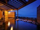 貸切露天風呂「天の湯」。夕闇に包まれながら、温泉と潮騒でリラックス・タイム☆