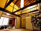 貸切1棟「天」の1階2間続き和室12畳バス、ウォシュトイレ。吹き抜けは、2階にメゾネット寝室へ♪