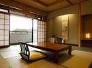 12.5帖のゆったりとした和室。落ち着いた雰囲気の和やかなお部屋です。