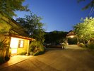 【玄関】★阿蘇五岳館★入口から三角屋根玄関を望む幻想的な夜景。