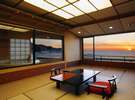 夕陽見の角部屋「やさしさに包まれて」客室。直径190cm温泉かけ流し露天風呂付