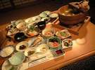 名水使用の当地名物「名水湯豆腐」のコース。山川の恵溢れる品々です