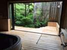 露天庭風呂からの眺め・・真新しいヒノキの色と香りとまばゆい新緑