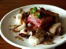 黒毛和牛と秋の野菜を焼き上げた一品。バター醤油が抜群に合います。