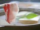 猪肉の温泉しゃぶしゃぶです。余分な油をとばしコラーゲンだけが残る美容食になります。