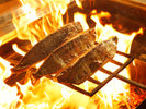 炎舞う豪快な鰹のわら焼きタタキが目の前で楽しめる城西館の『わら焼きタタキ工房』。