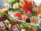 【皿鉢料理】伊勢海老姿造りや藁で炙ったかつおのタタキをメインに土佐湾で獲れた旬魚のお刺身をご堪能。