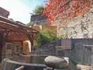 【西湯・露天風呂】秋の岩風呂。烏帽子山の紅葉を眺めつつ湯あみを楽しむ