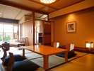 露天風呂付客室「伊勢物語」一例 民芸調の室内。内風呂なし(露天風呂のみ)・シャワーブース(洗い場)有