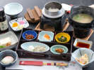 その場で削るかつお節をお味噌汁に入れて・・・♪やさしい香りに包まれる、当館の朝ごはん♪