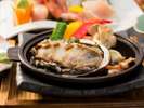 【料理例】アワビとサザエの陶板焼き。