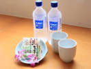 客室冷蔵庫内にミネラルウォーター(無料)とお茶菓子として「ちんすこう」をご用意しております