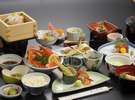 【品数特選膳料理例】地物「減農薬米」山菜、「三陸」の海の幸が並ぶ。彩りも豊かな地の厳選素材