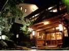 創業安政年間の情緒ある老舗料亭旅館。歴史的重厚感と木のぬくもりがある佇まい。