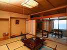 特別客室(Cタイプ)10.5畳の和室に半露天風呂が付いたお部屋です