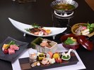 お二人の楽しいひとときを想いながら作る、彩り豊かなお料理をぜひ味わいくださいませ。
