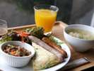健康的な朝食プレート。(おかずはブッフェではありません)パンとご飯はブッフェ形式で。6:30~L.O.10:30