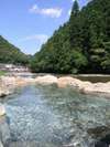 川のすぐ横に露天風呂がございます。