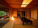 客室「花かんむり二間」※お部屋が2つあり、窓からの景色もよく、お寛ぎいただけます.