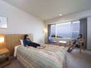 客室(洋室ツインです)お部屋からは瀬戸内海が一望。