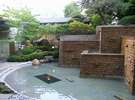 水と緑が調和する自慢の庭園には、朝と夕、そして夜とそれぞれの表情が・・・。