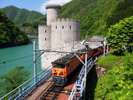 新緑に包まれる「黒部峡谷鉄道」