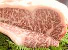 赤と白のコントラストもお見事!!この霜降りが但馬牛の美味しさの秘訣です♪