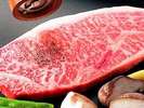 ご覧あれ!見事な赤と白のコントラストを!!この霜降りが但馬牛の美味しさの秘訣です♪