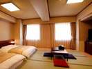 【和室】36平米・ローベッド幅100cmのお部屋です。お布団利用で4名様宿泊可。当館で1番広いお部屋です。