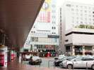 -博多駅徒歩1分、目印はスターバックスコーヒー。手前の筋を左折。