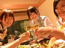 みんなで「乾杯♪」美味しいお酒が揃ってる。秋田は日本酒、ワインも美味しい