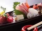 懐石料理のお造り一例です。マグロやイカ、甘海老等新鮮そのままです。