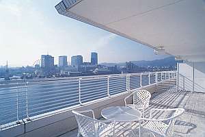 神戸メリケンパークオリエンタルホテル：全室に海一望のバルコニー付（写真は西側客室）