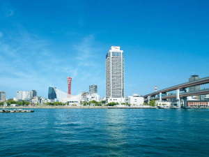 メリケンパークにそびえ立つ地上35階建てのホテルオークラ神戸