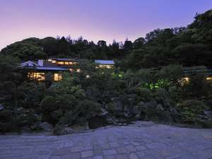神秘の温泉「青の湯」と回遊庭園の宿　山荘神和苑：写真