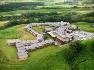 阿蘇くじゅう国立公園内に建てられたホテル。全て1階建ての客室が回廊でつながっている。