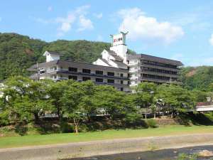 ・季節ごとに異なる趣を楽しめる当館周辺と外観