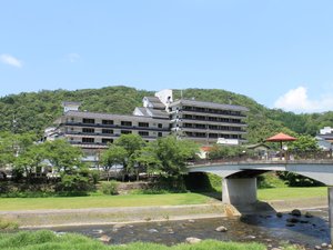 当館前の三朝川とかじか橋